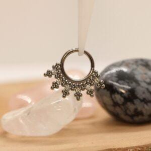 Zilveren LeRoi Emel Seam Ring met gedetailleerde afwerking.