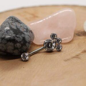 Navelpiercing met Swarovski kristallen en roestvrijstalen barbell.