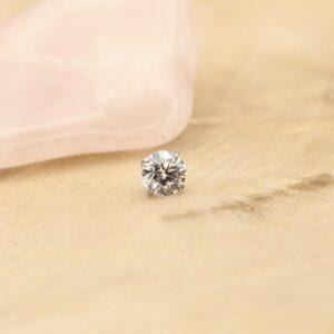 Glanzende Swarovski-achtige steentje voor sieraden, close-up.