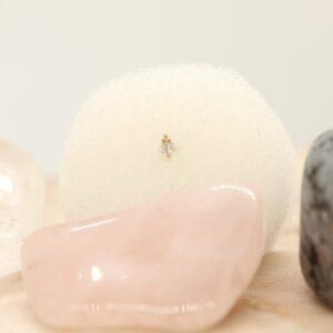 Roze edelsteen met hanger op witte achtergrond, close-up.