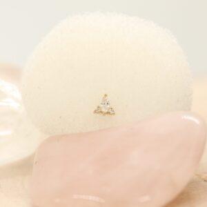 Ember Summit White CZ in geelgouden setting, elegant sieradenstuk.