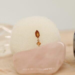 Ember gouden uur oorbellen in geelgoud met amberkleurige edelstenen.