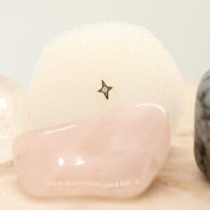 Roze edelsteen met stervormige bedel, close-up foto voor sieraden en kristallen.