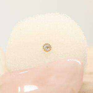 Elegante gouden oorbellen met diamanten, perfect voor stijlvolle gelegenheden.