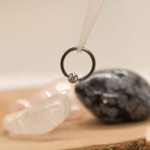 LeRoi Fixed Bezel Seam Ring met diamant, handgemaakt sieraad.