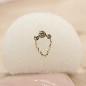 Elegante Buddha sieraden met ketting en kristallen details.