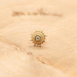 Gouden zonnevormige oorbel met centrale diamant, BVLA Afghan.