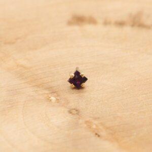 Zwarte Beaded Marquise oorbel met gouden setting, close-up.