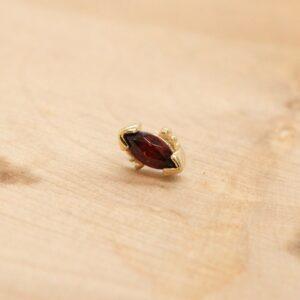 Gouden ring met robijn en kleine diamanten, elegant sieraad voor speciale gelegenheden.