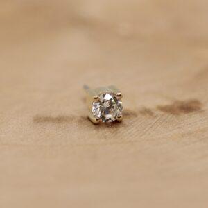 Gouden oorbel met sprankelende CZ-steen, perfect voor elegante sieraden.