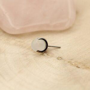 Zegel met Moonstone Sphere, handgemaakt edelsteenaccessoire.