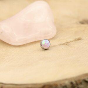 Inari Organics cabochon opal met iriserende glans, perfect voor sieraden.