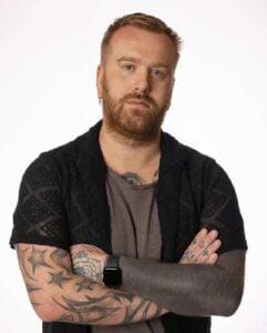 Man met tattoos en smartwatch, over ons pagina.